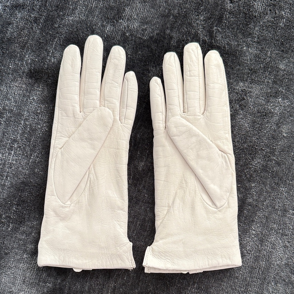 Elegant White Leather Gloves - Picture 3 of 6